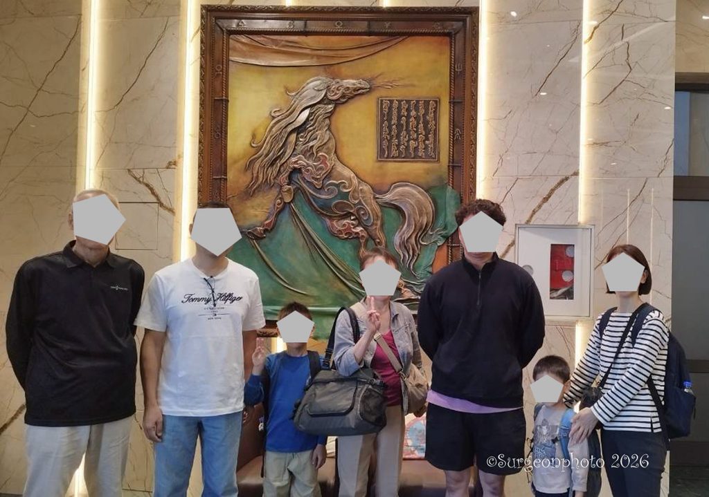 家族6人とガイドさんで記念撮影