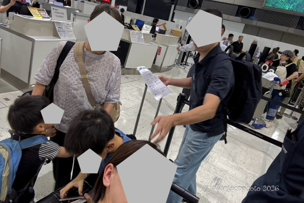 チェックインカウンターに並んでいるところ