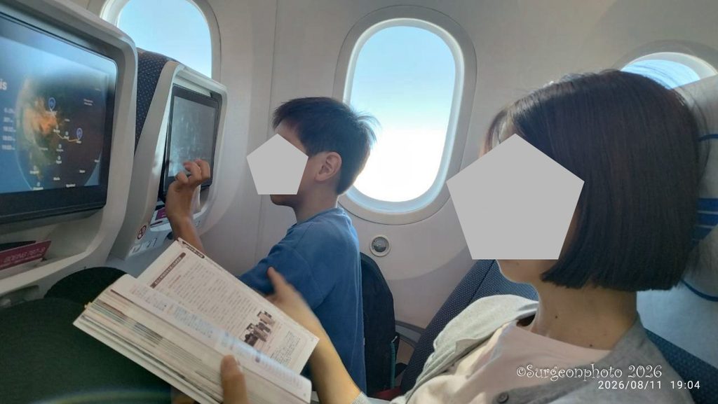 MIATモンゴル航空 家族がくつろいでいる。息子はゲーム中
