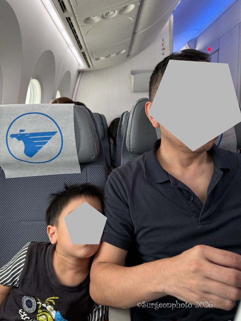 MIATモンゴル航空機内。息子が寝ている。