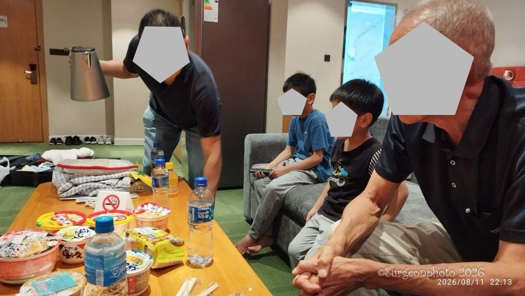 テーブルにカップラーメンを並べて用意している