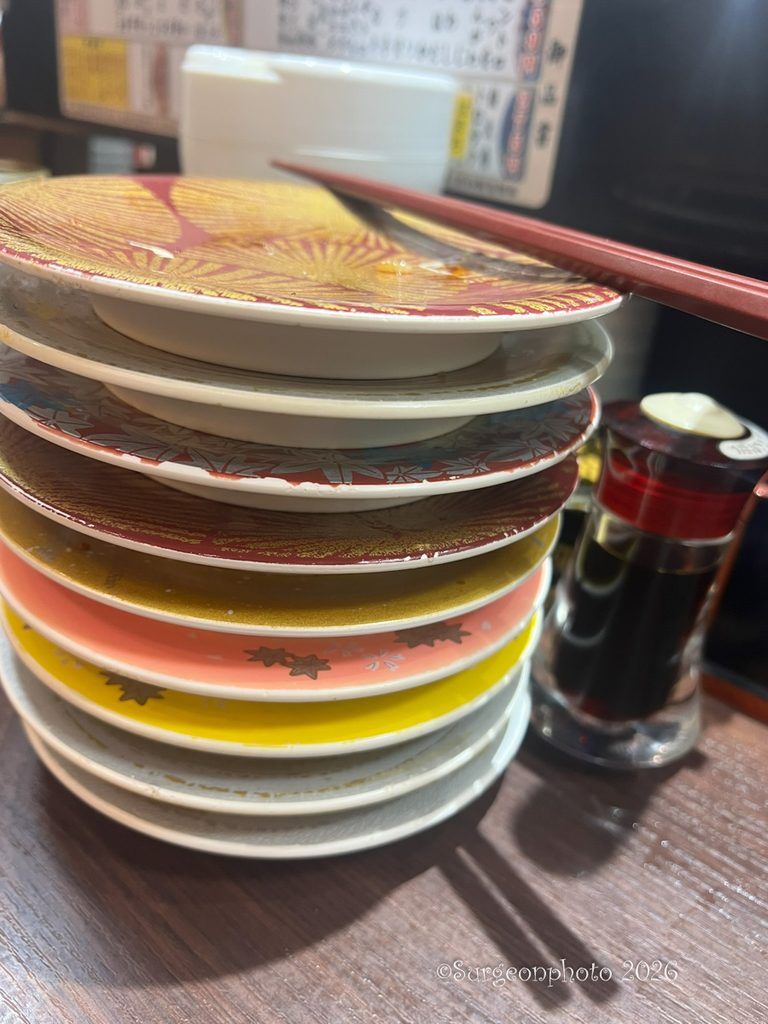 回転寿司の皿が重なっている