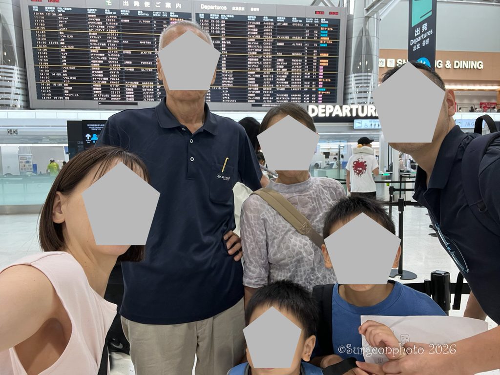 家族6人成田空港での記念撮影