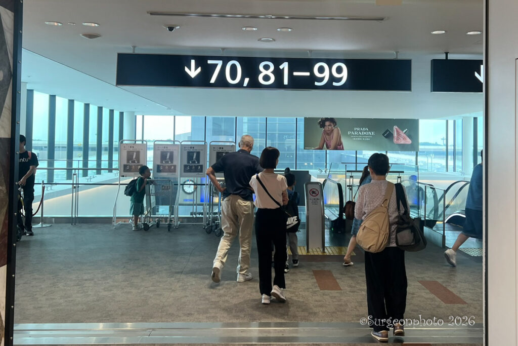 成田空港第2ターミナル サテライトへのエスカレータ