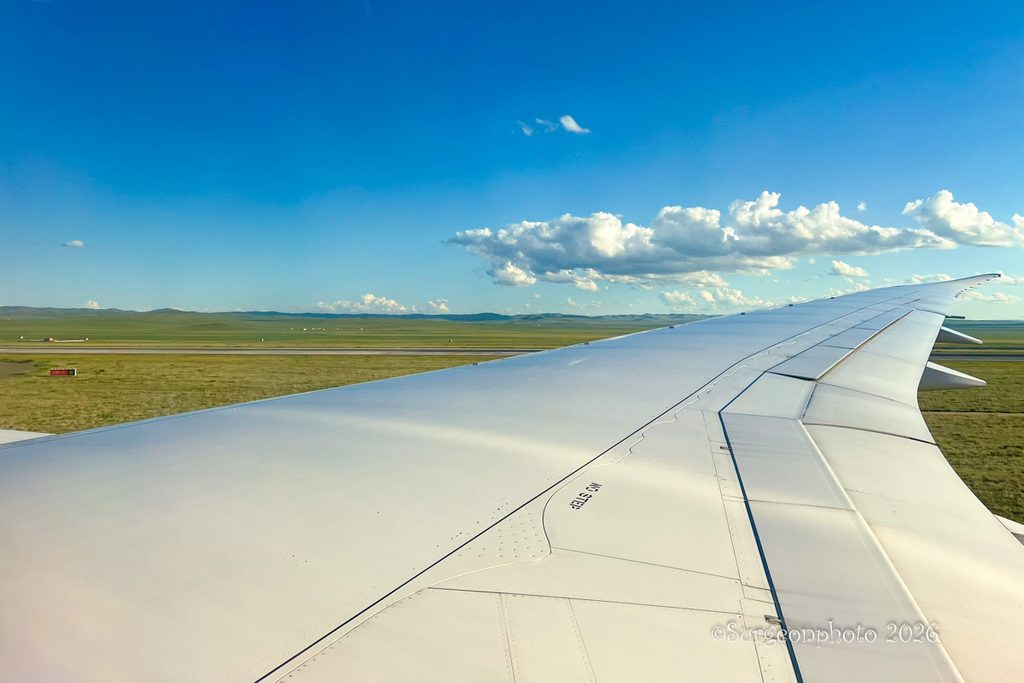 MIATモンゴル航空 機窓 チンギスハーン空港
