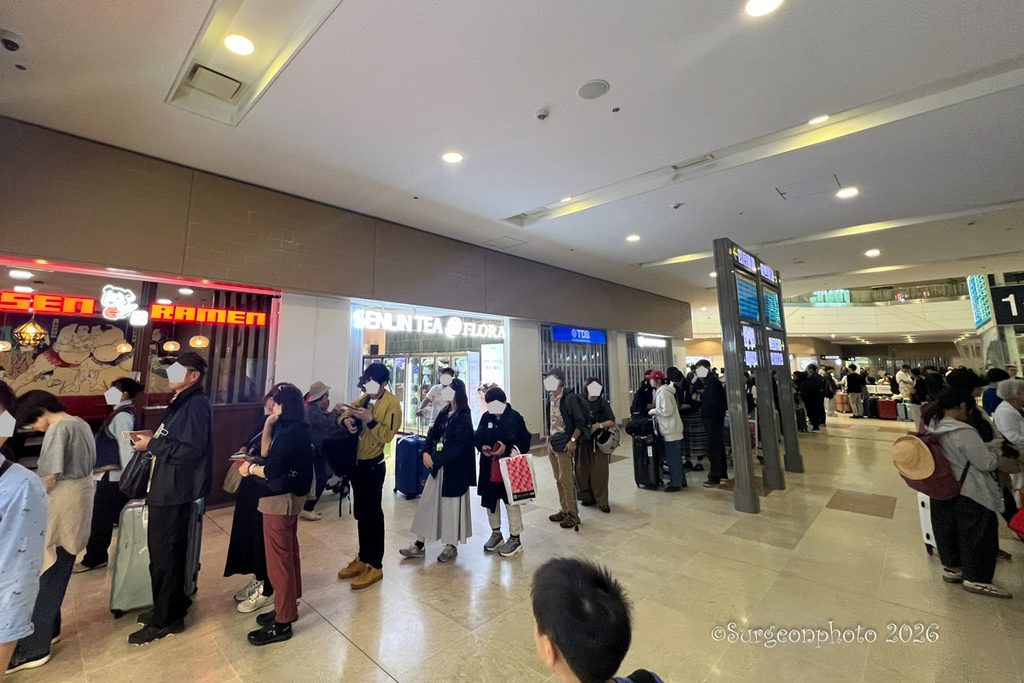 チンギスハーン空港両替所の列