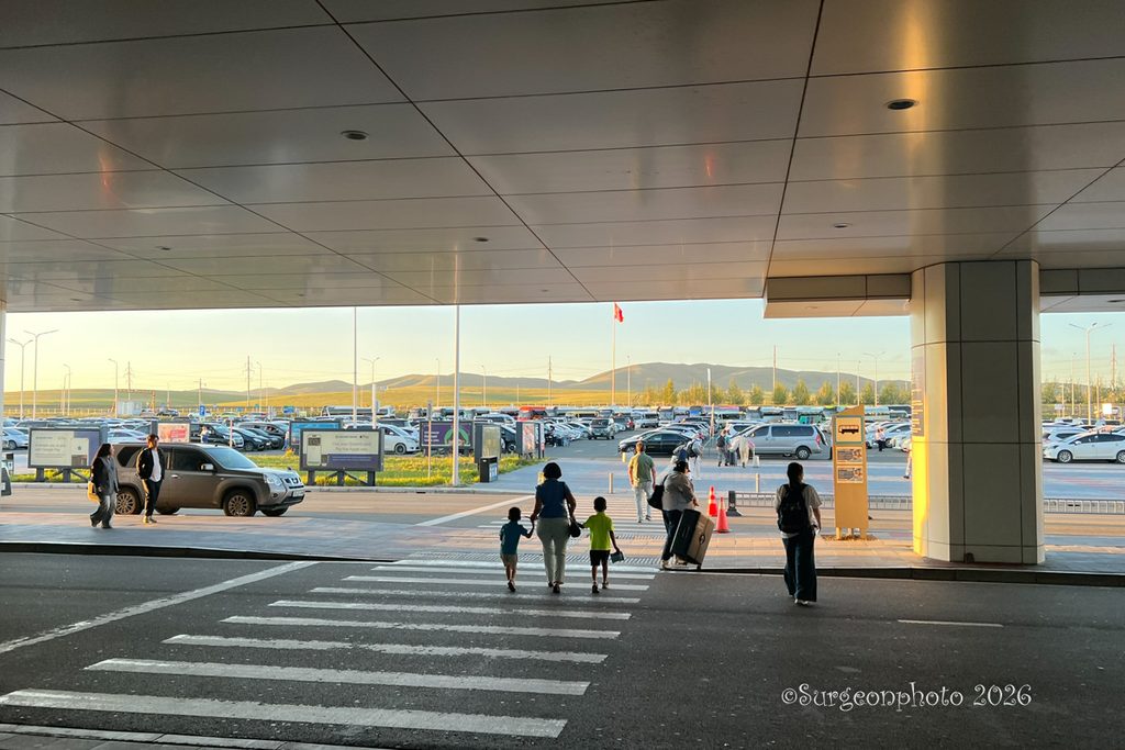 チンギスハーン空港正面玄関からの景色