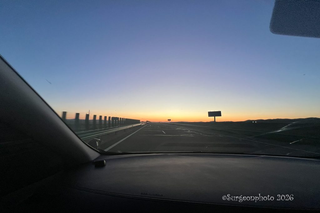 チンギスハーン空港からウランバートルに向かう高速道路と夕日