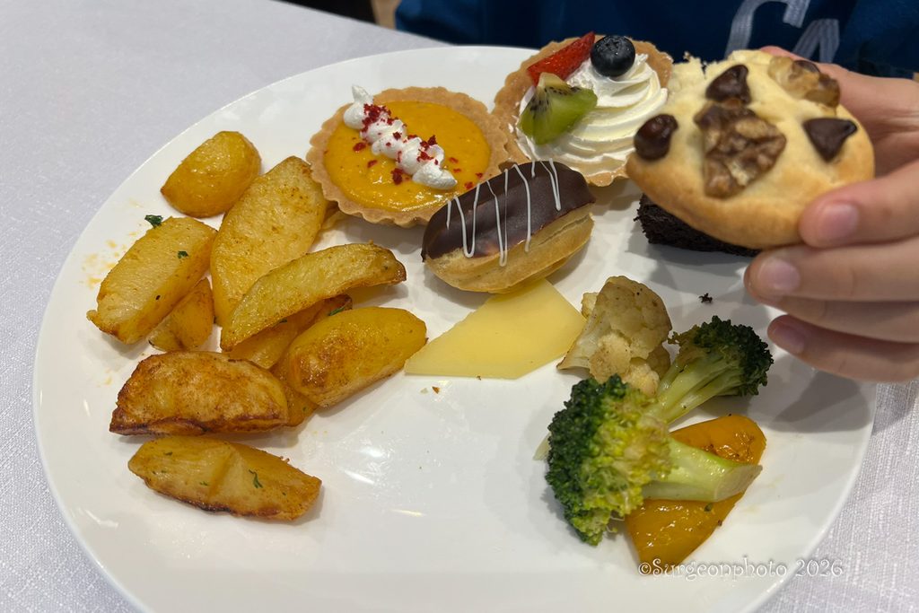 フライドポテトにタルト、エクレア、ケーキ、クッキー、ブロッコリー、カリフラワー