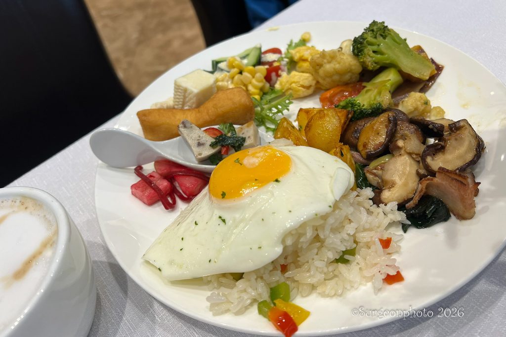 チャーハン、目玉焼き、温野菜、きのこ、肉系温菜、ポテト、サラダ、豆腐、ボールツォグ、コーヒー
