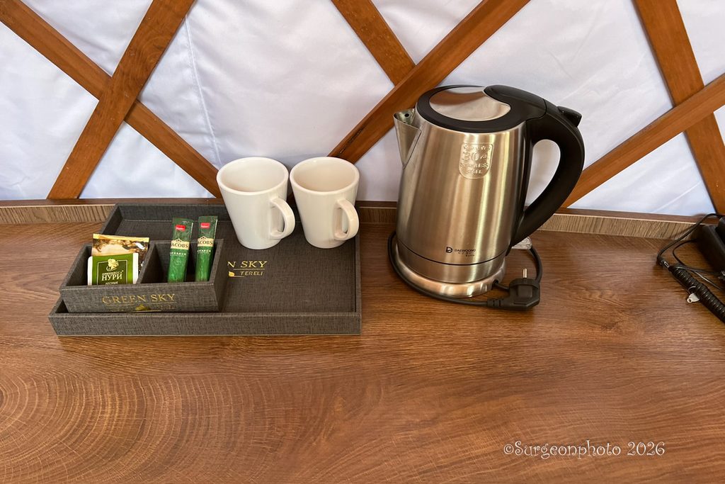 電気ケトル、マグカップ、インスタントコーヒーとお茶