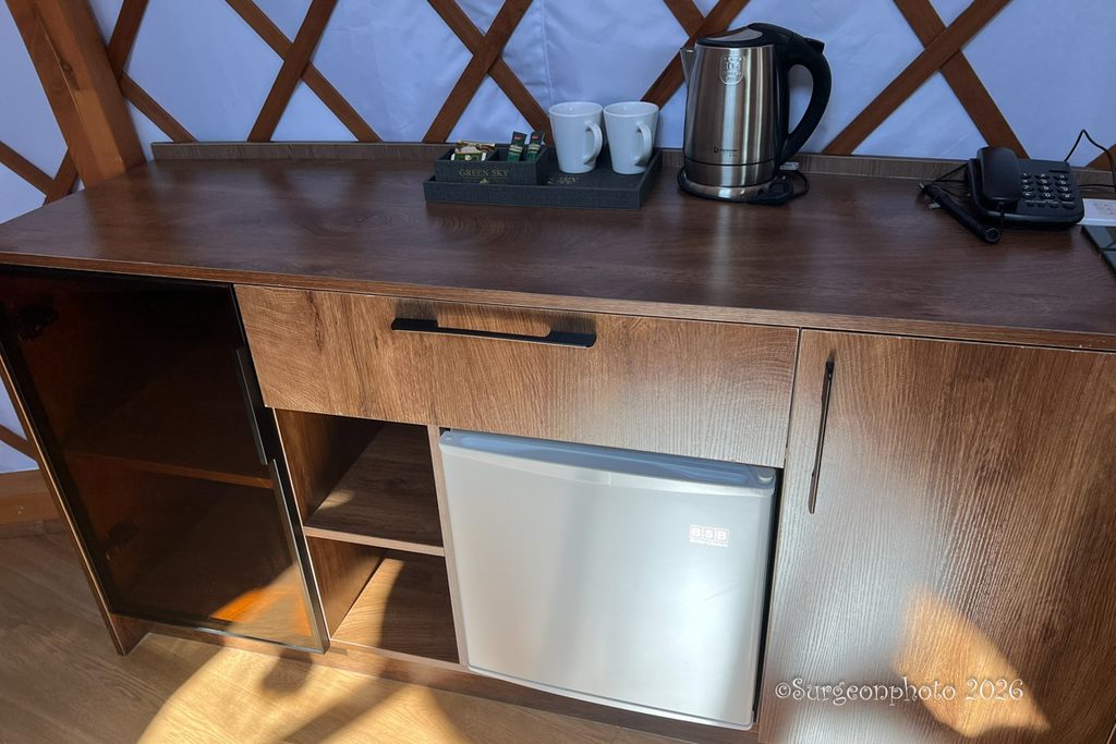 冷蔵庫、電気ケトル、マグカップ、インスタントコーヒーとお茶