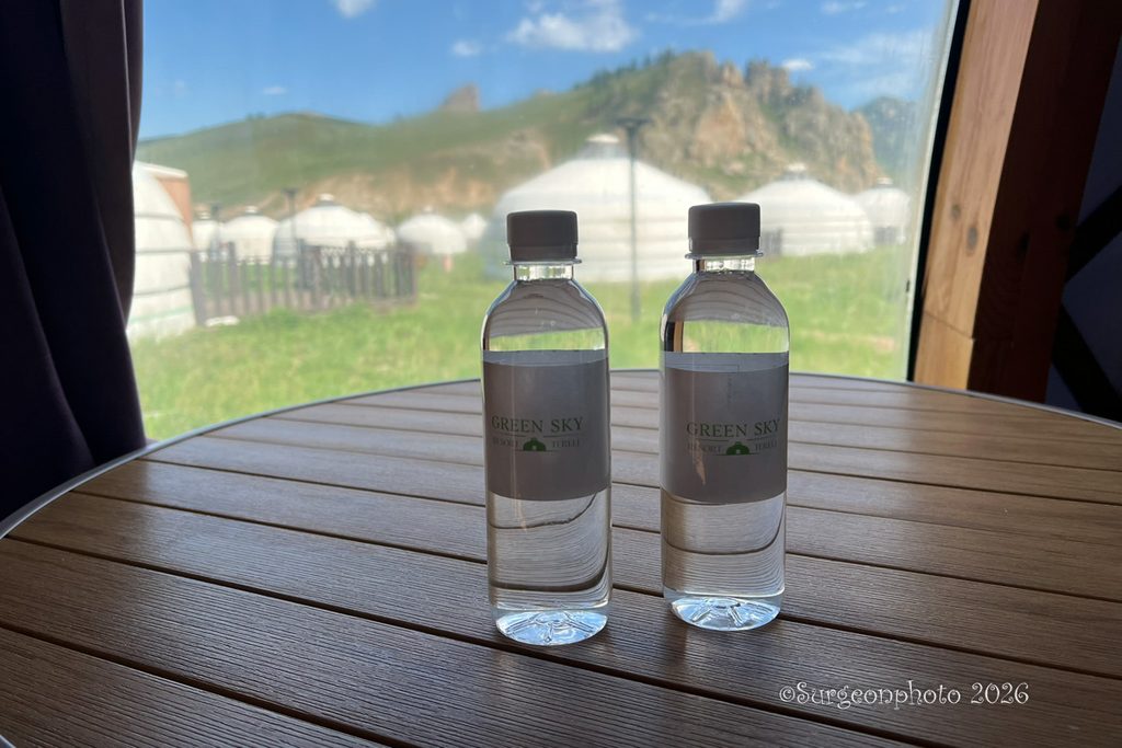 テーブルと水