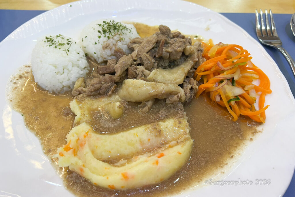 牛肉の煮込み　ごはん　人参　マッシュポテト
