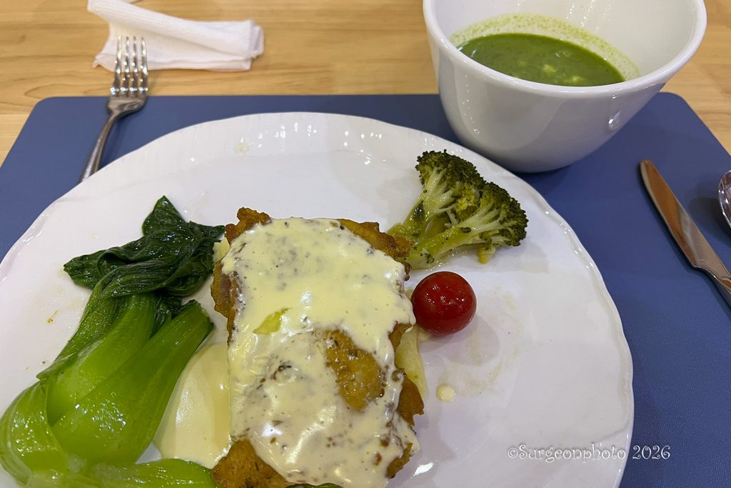 ほうれん草のスープ タンドリーチキン風の味付けをしたチキン