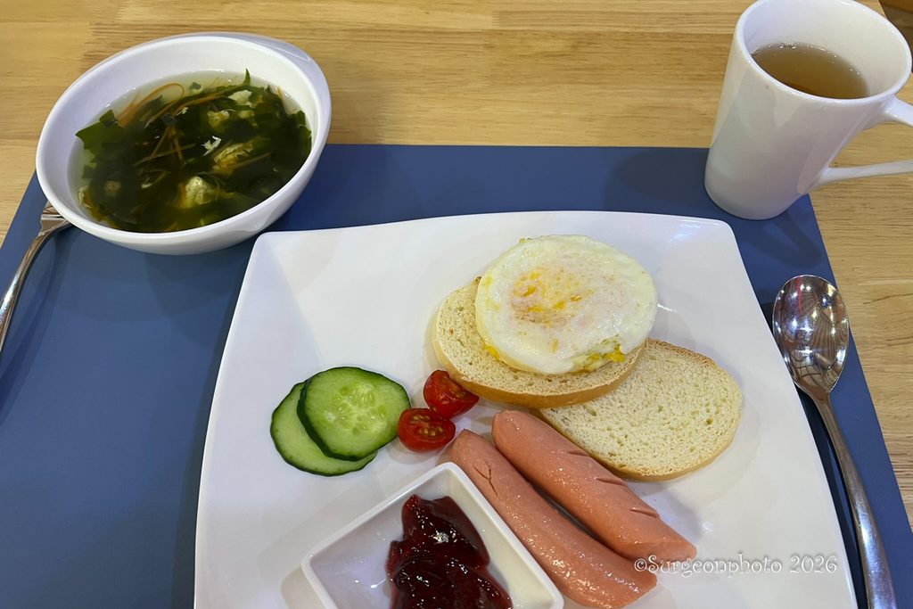 パン、目玉焼き、ソーセージ、野菜、ヨーグルト