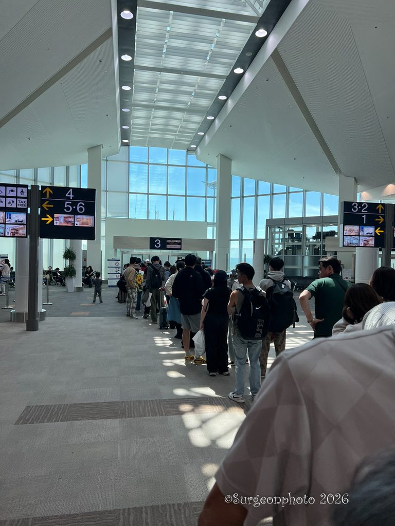 チンギスハーン空港 搭乗口3の列