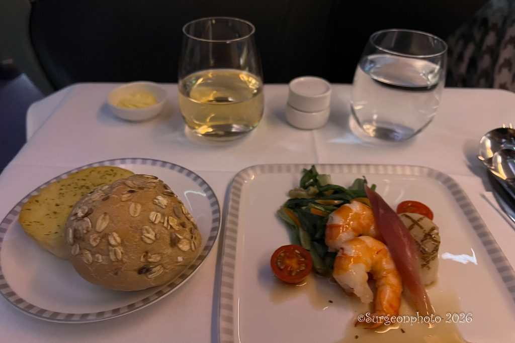 SQ011ビジネスクラス機内食の海老を使った前菜