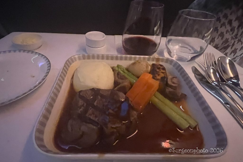 SQ011ビジネスクラス機内食の牛フィレ