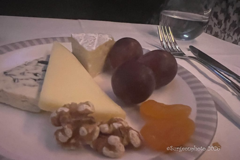 SQ011ビジネスクラス機内食のチーズとフルーツ