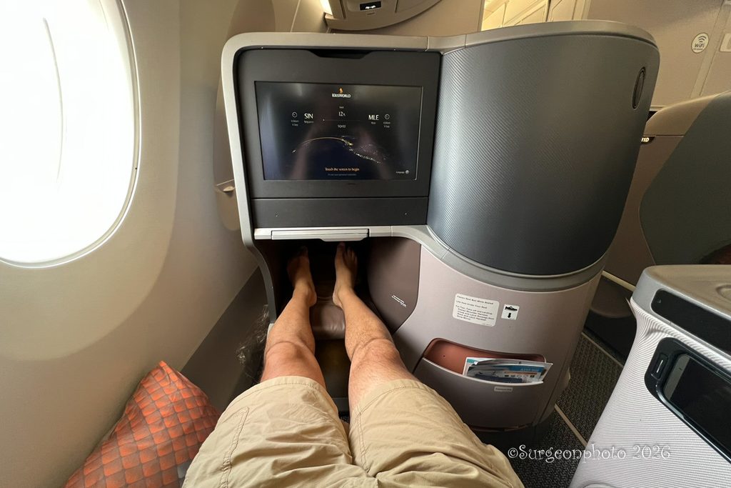 シンガポール航空A350-900ビジネスクラスの足元スペース