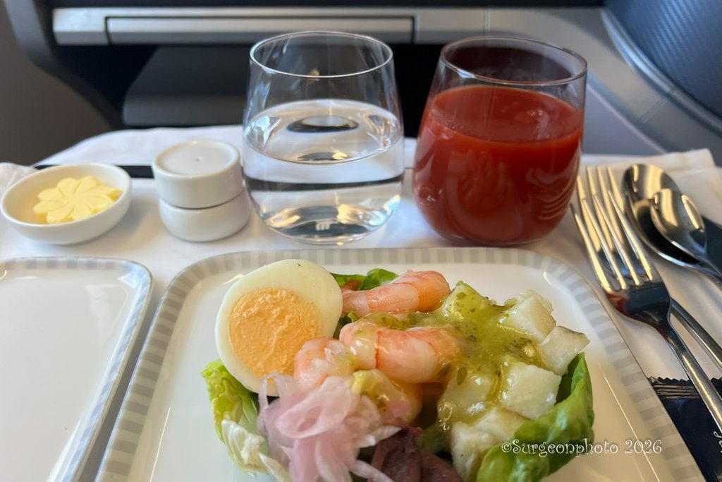 SQ432ビジネスクラス機内食の海老と野菜の前菜