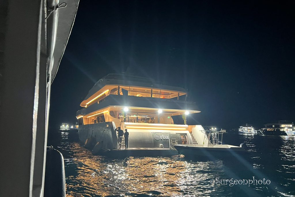 夜のモルディブの海に停泊するダイビングクルーズ船