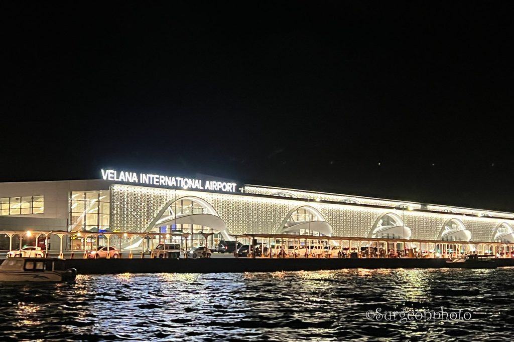 海上から見た夜のヴェラナ国際空港Terminal 1