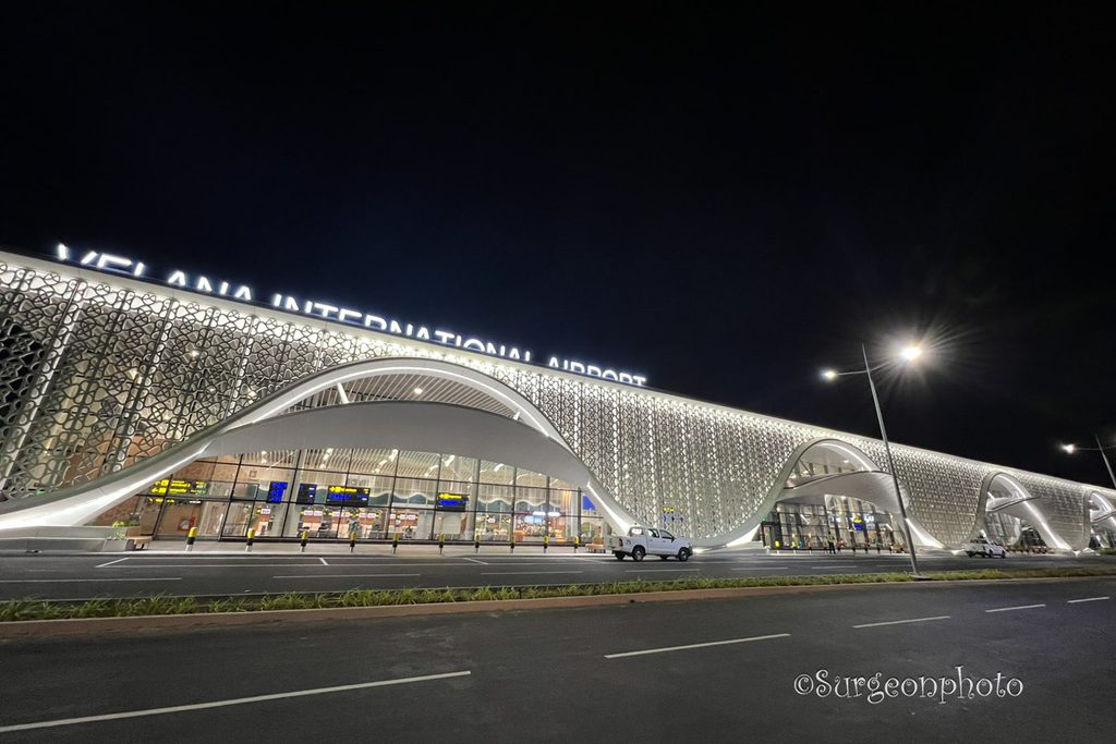 ライトアップされたヴェラナ国際空港Terminal 1の外観