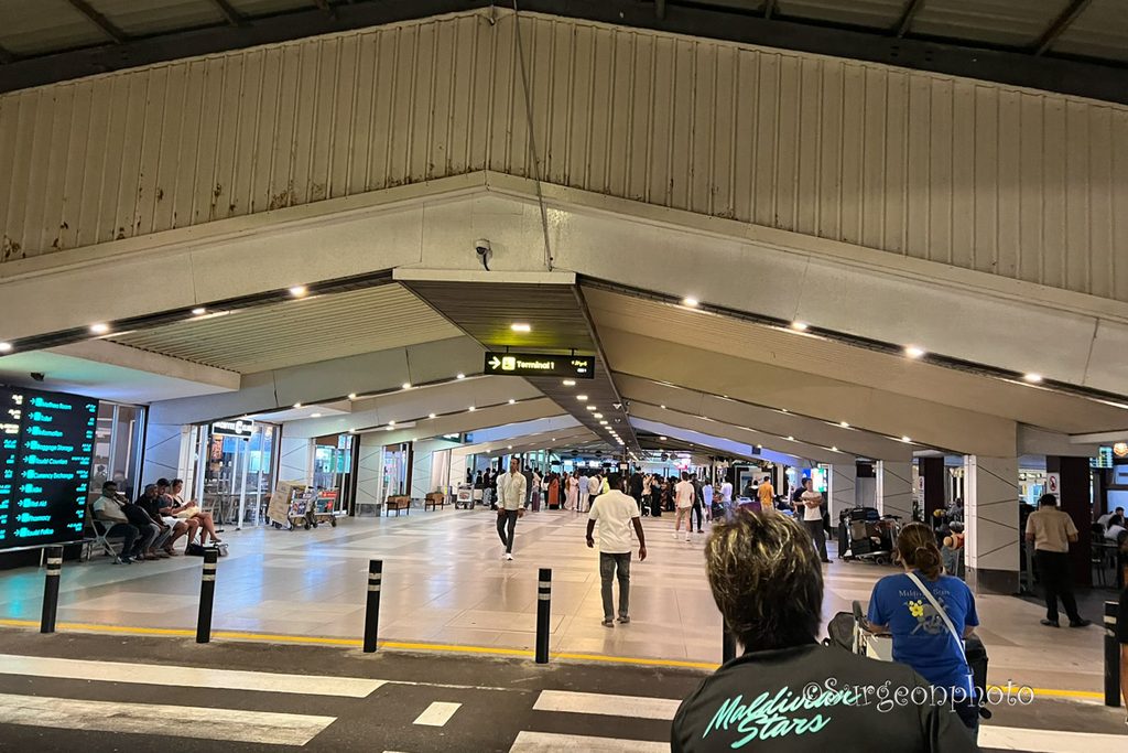 ヴェラナ国際空港の旧国際線ターミナル前