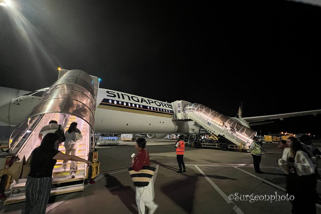 タラップから搭乗するシンガポール航空B787-10