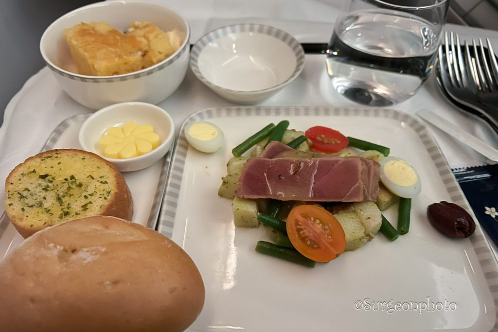SQ437ビジネスクラス機内食の前菜とパン