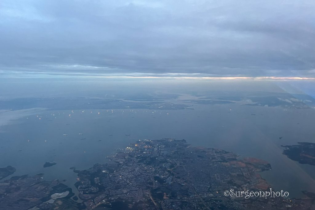 手前にインドネシア、奥にシンガポールとチャンギ空港