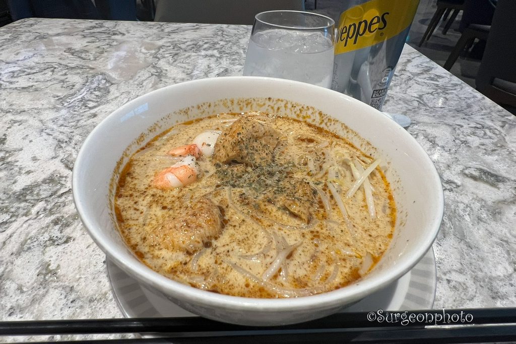 チャンギ空港SilverKris Loungeで食べたラクサ