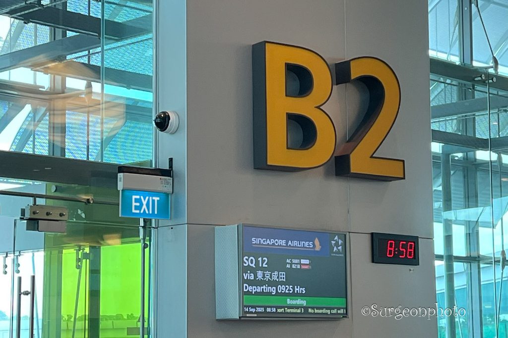 チャンギ空港Terminal 3のB2ゲートとSQ12の案内表示