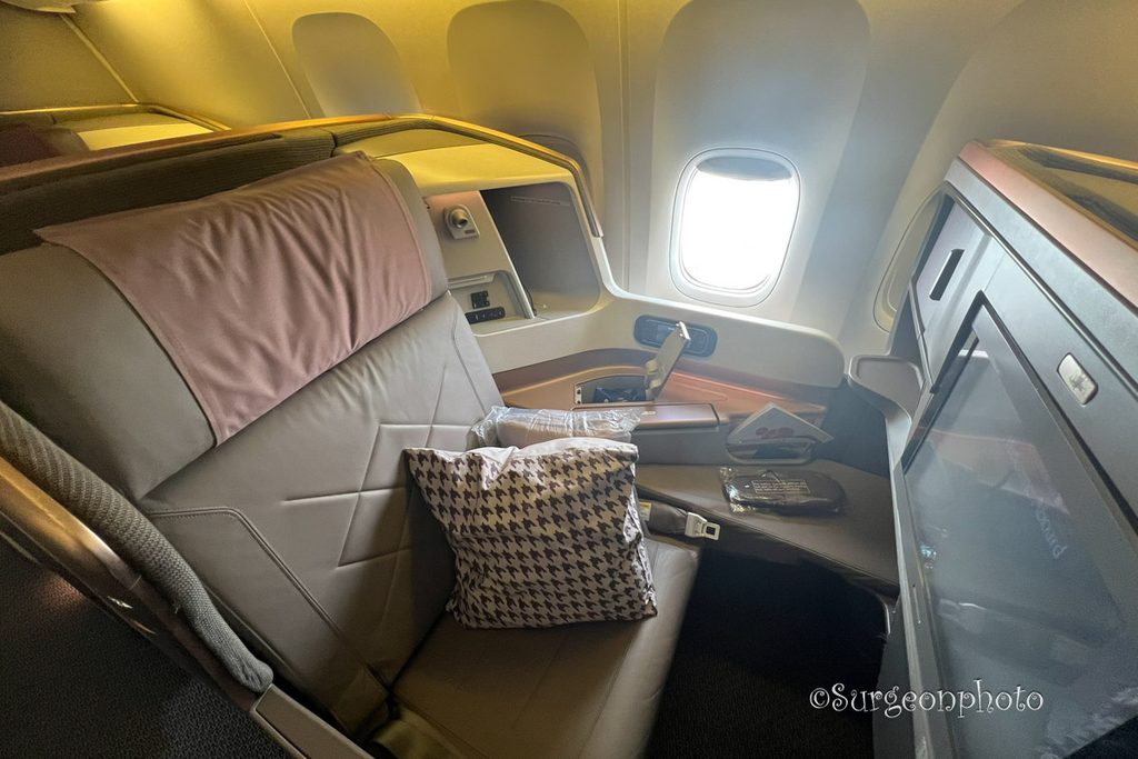 シンガポール航空B777-300ERビジネスクラスの窓側座席