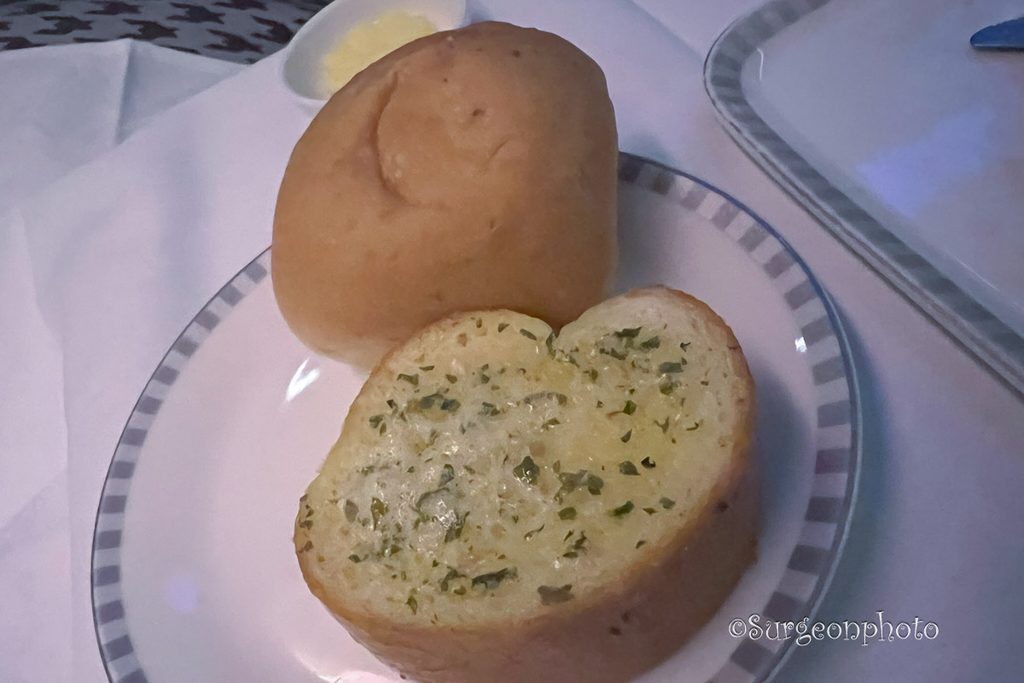 SQ12ビジネスクラス機内食のパン
