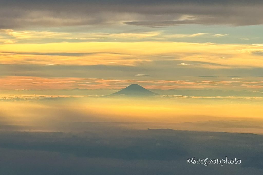 SQ12の窓から見えた夕景の富士山