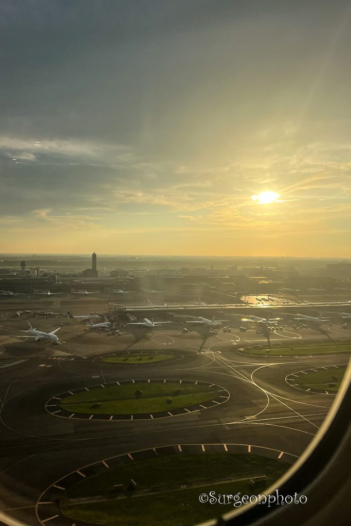 SQ12から見た夕方の成田空港