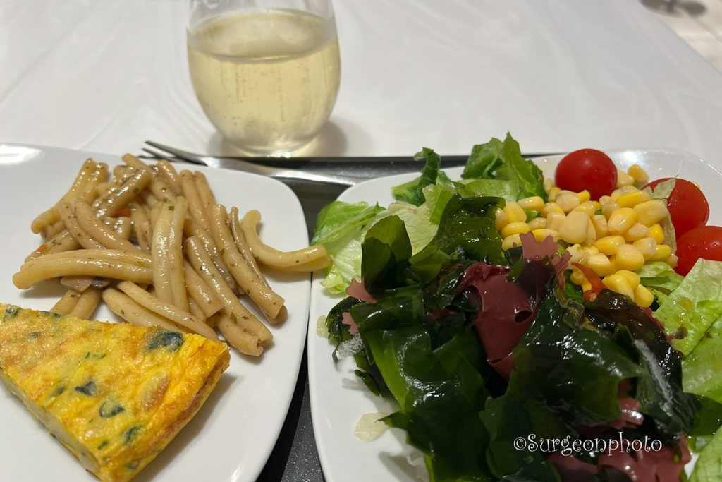 ANAラウンジで食べた軽食とスパークリングワイン