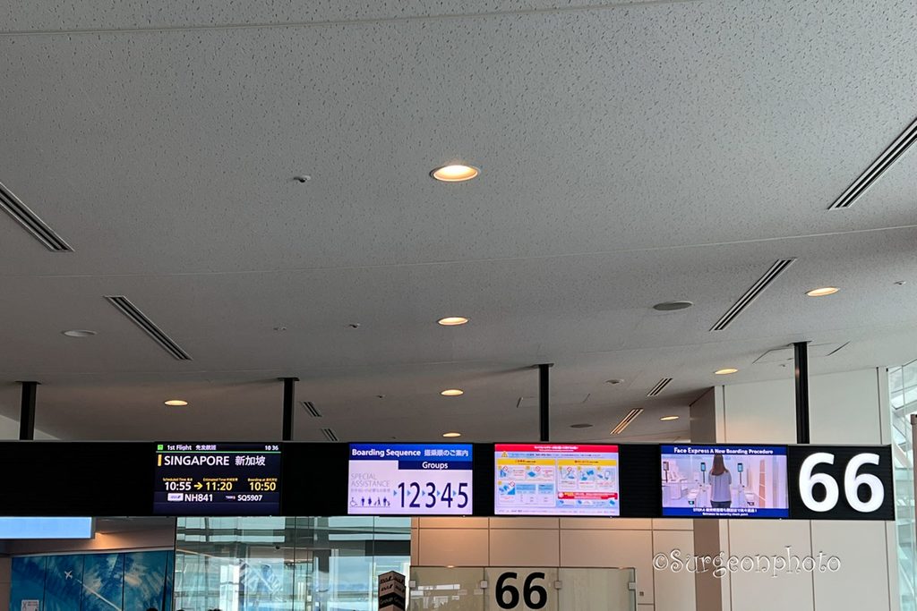 羽田空港66番ゲートのNH841便搭乗案内