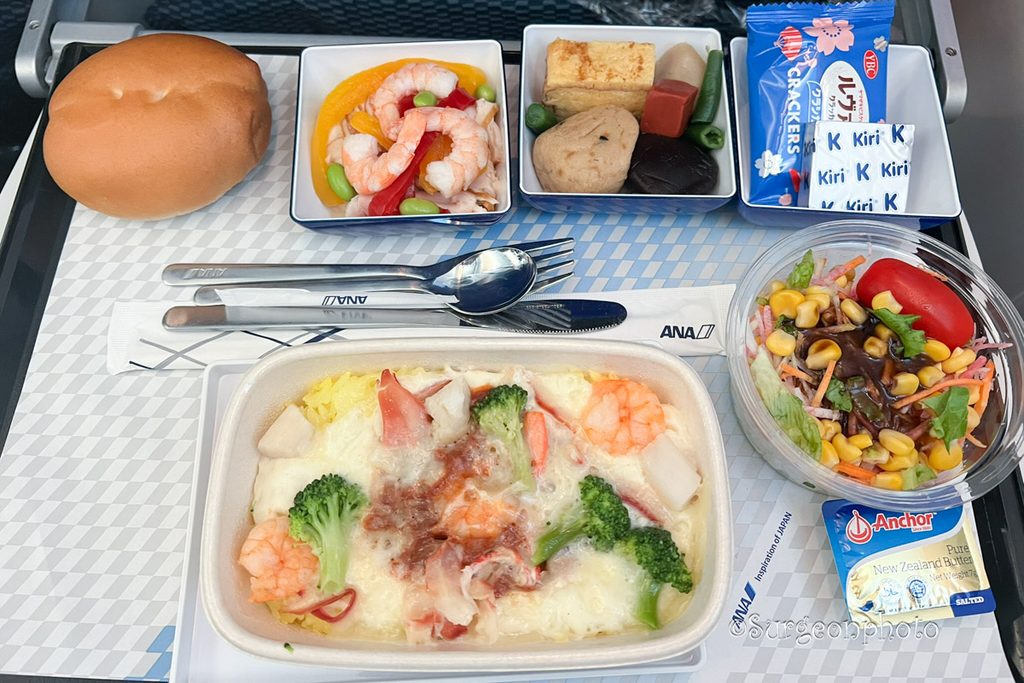 ANA NH841便エコノミークラスのシーフードドリア機内食