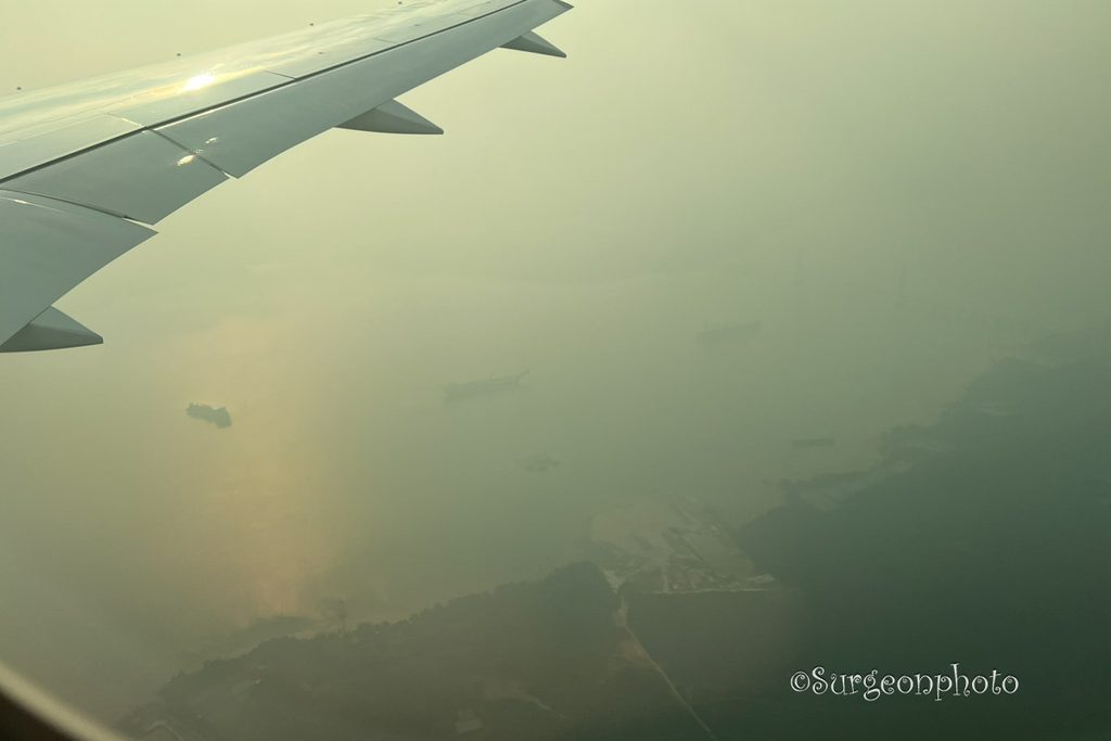 シンガポール・チャンギ空港着陸前の機窓