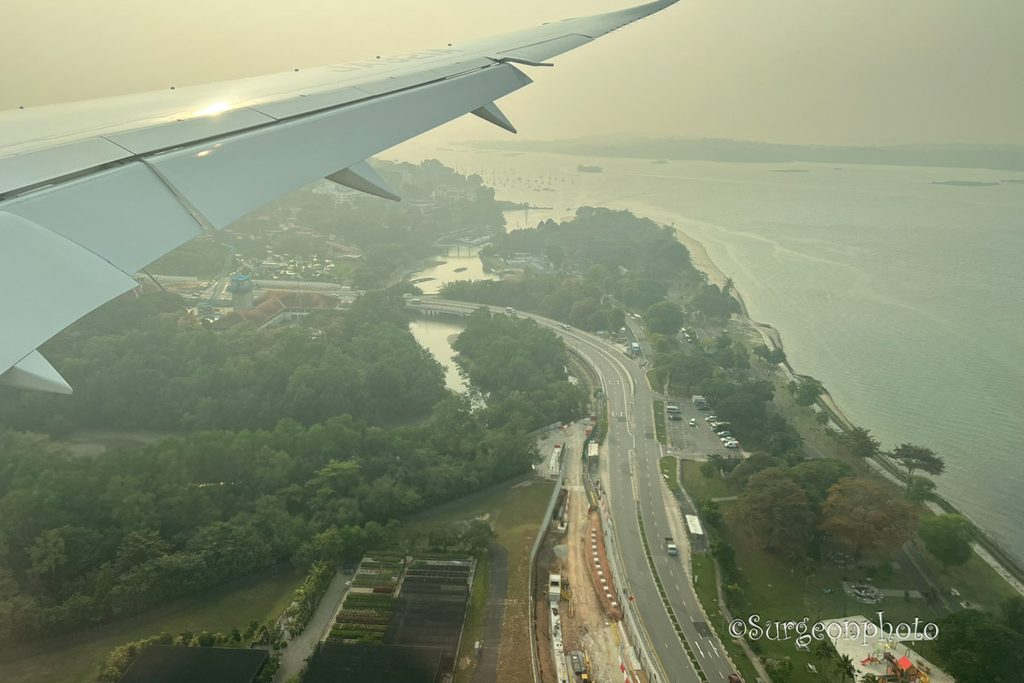 シンガポール・チャンギ空港着陸前の機窓