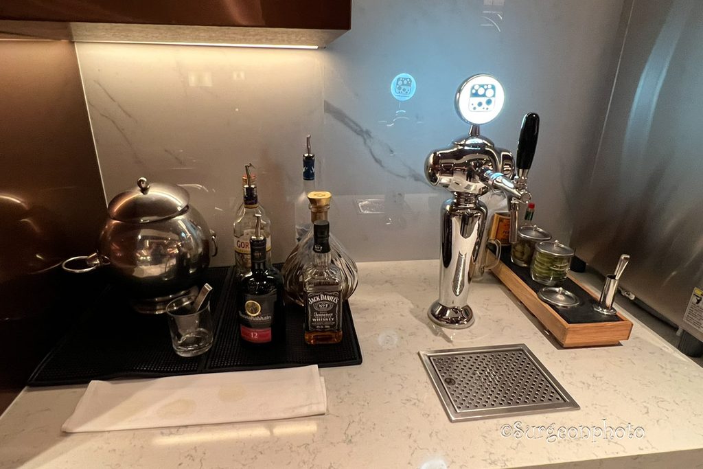 各種ハードリカーと炭酸サーバー