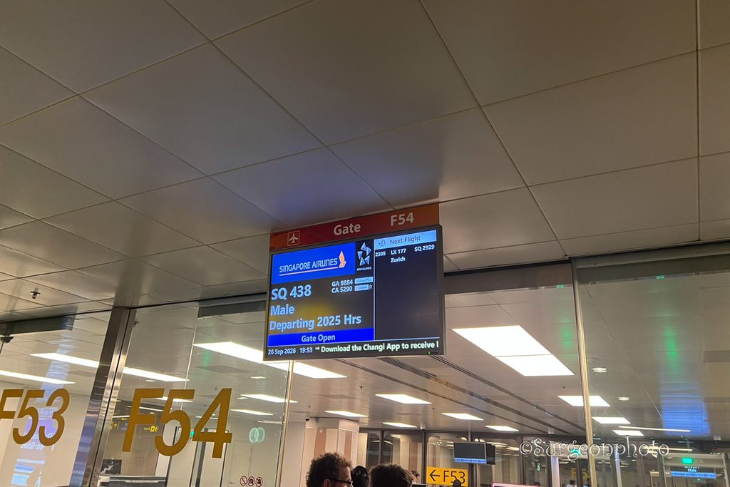 チャンギ空港F54ゲートのSQ438便搭乗案内