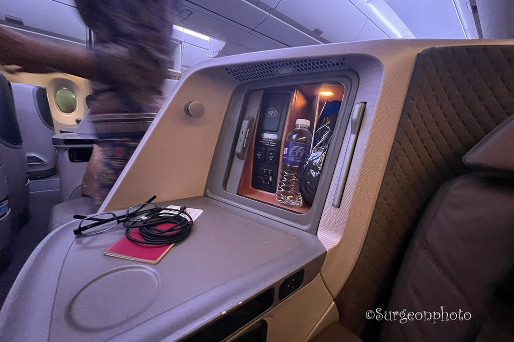 シンガポール航空A350-900ビジネスクラスの席サイドテーブル