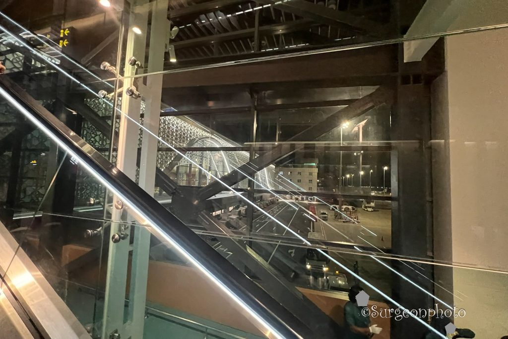 ヴェラナ国際空港新ターミナルのエスカレーター