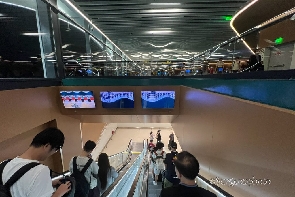 ヴェラナ国際空港新ターミナルのエスカレーター