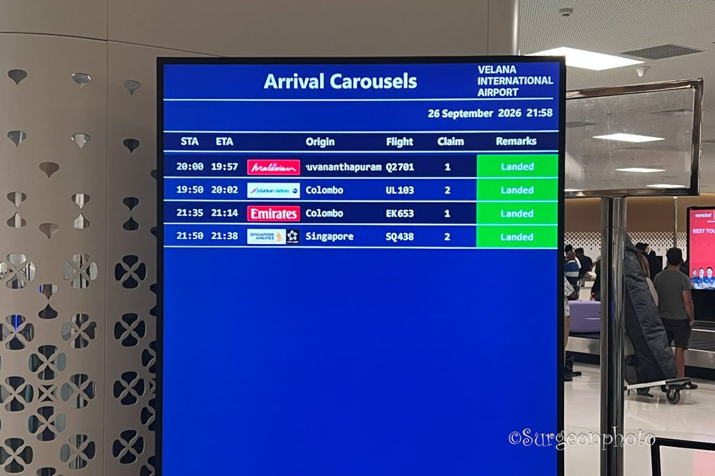 ヴェラナ国際空港の到着便案内に表示されたSQ438便